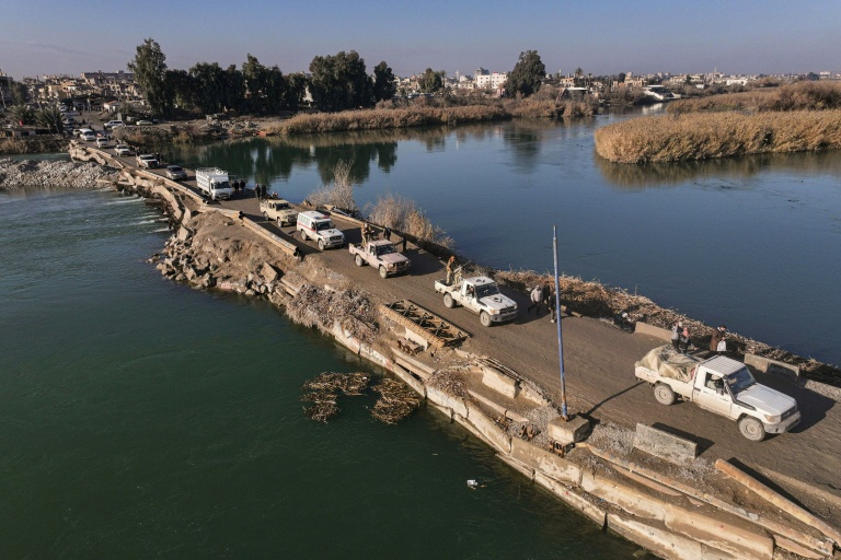 Des véhicules des forces gouvernementales syriennes traversent l'Euphrate, dans la province de Deir Ezzor,le 19 janvier 2026 au lendemain d'un accord entre le gouvernement syrien et les forces kurdes