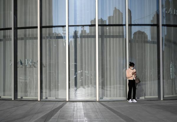 "T'es mort?": cette nouvelle application au nom provocateur, qui permet d'envoyer des alertes si son utilisateur ne se signale pas régulièrement, cartonne en Chine, où les personnes vivant en solo sont de plus en plus nombreuses