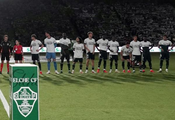 Les joueurs du Real Madrid arborent le maillot de soutien à Ceuta avant un match le 15 septembre 2026 à Elche. A droite sur la photo, Vinicius et Mbappé n'ont enfilé le t-shirt qu'à moitié, de même que Konate (troisième à partir de la gauche)