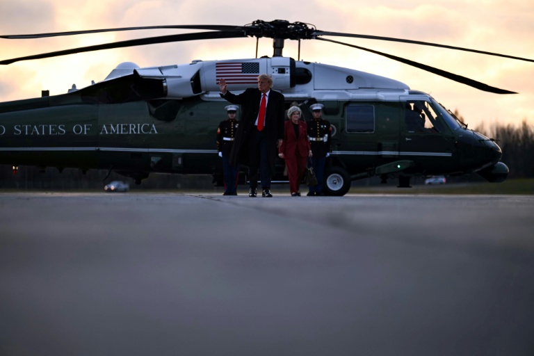 Le président américain Donald Trump en passe de quitter Anchorage en Alaska le 13 octobre après un déplacement de campagne à Wasilla