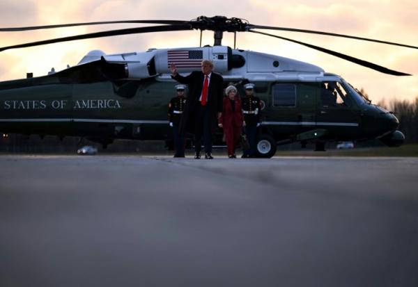 Le président américain Donald Trump en passe de quitter Anchorage en Alaska le 13 octobre après un déplacement de campagne à Wasilla