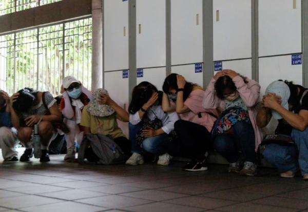 Des habitants réfugiés dans une station de métro souterraine lors d'une simulation d'attaque à Taipei, le 13 août 2026 sur l'île de Taïwan