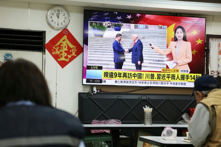 Une télévision diffuse un reportage dans un restaurant de Taipei, le 14 mai 2026, à Taïwan, montrant la rencontre entre le président américain Donald Trump et le président chinois Xi Jinping à Pékin
