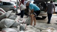 Des habitants installent des sacs de sable pour se protéger du typhon Bavi, le 9 juillet 2026 à Taipei, sur l'île de Taïwan