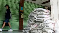 Des sacs de sable avant l'arrivée annoncée du typhon Bavi à Taipei le 9 juillet 2026