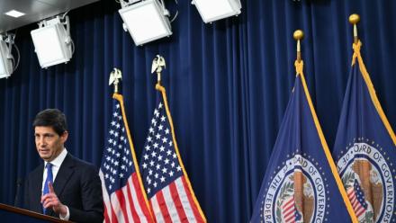 Le patron de la Fed, Kevin Warsh, donne une conférence de presse, le 16 septembre 2026 à Washington
