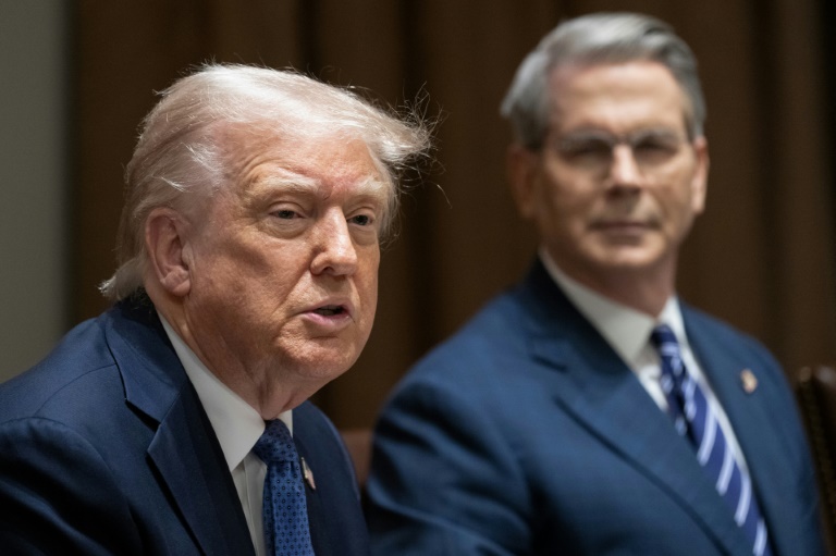 Le président américain Donald Trump, et le secrétaite au Trésor Scott Bessent (D), à Washington, le 24 avril 2025.