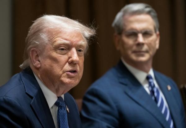 Le président américain Donald Trump, et le secrétaite au Trésor Scott Bessent (D), à Washington, le 24 avril 2025.