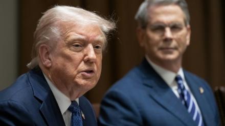 Le président américain Donald Trump, et le secrétaite au Trésor Scott Bessent (D), à Washington, le 24 avril 2025.