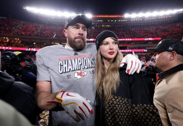 Taylor Swift (g) et Travis Kelce, le 26 janvier 2025 à  Kansas City (Missouri), aux Etats-Unis