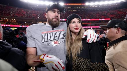 Taylor Swift (g) et Travis Kelce, le 26 janvier 2025 à  Kansas City (Missouri), aux Etats-Unis