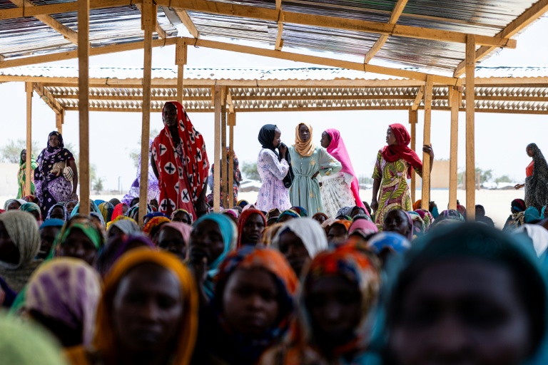 Des Tchadiens de retour au pays rencontrent une délégation de l'Organisation internationale pour les migrations (OIM) à Tongori, le 9 juin 2026