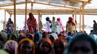 Des Tchadiens de retour au pays rencontrent une délégation de l'Organisation internationale pour les migrations (OIM) à Tongori, le 9 juin 2026