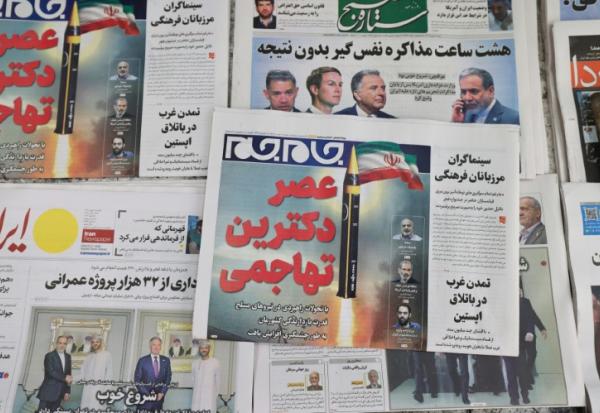 Unes de journaux iraniens consacrées aux négociations avec les Etats-Unis reprises le 6 janvier à Oman, dans un kiosque de Téhéran le 7 février 2026