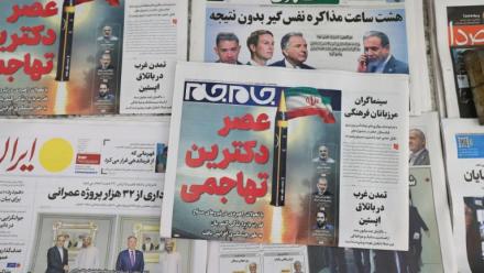 Unes de journaux iraniens consacrées aux négociations avec les Etats-Unis reprises le 6 janvier à Oman, dans un kiosque de Téhéran le 7 février 2026