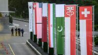 Les drapeaux de la Suisse, des Etats-Unis, du Qatar, du Pakistan et du canton suisse de Nidwalden sont photographiés au complexe hôtelier de Bürgenstock, en Suisse, le 21 juin 2026