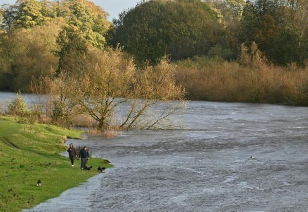 La rivière Eden en crue à Carlisle, dans le nord-ouest de l’Angleterre, le 25 octobre 2026, tandis que la tempête Boelo apporte de forts vents et de fortes pluies sur une grande partie du nord de l’Angleterre