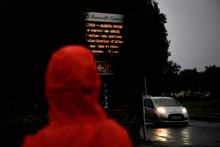 Un piéton devant un panneau indiquant 