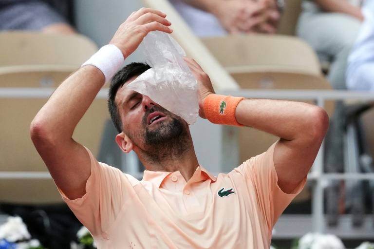 Novak Djokovic tente de se rafraîchir avec une poche de glace, le 29 mai 2026 à Roland-Garros