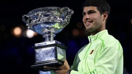 L'Espagnol Carlos Alcaraz celebrates a remporté dimanche à Mebourne son premier Open d'Australie face à Novak Djokovic