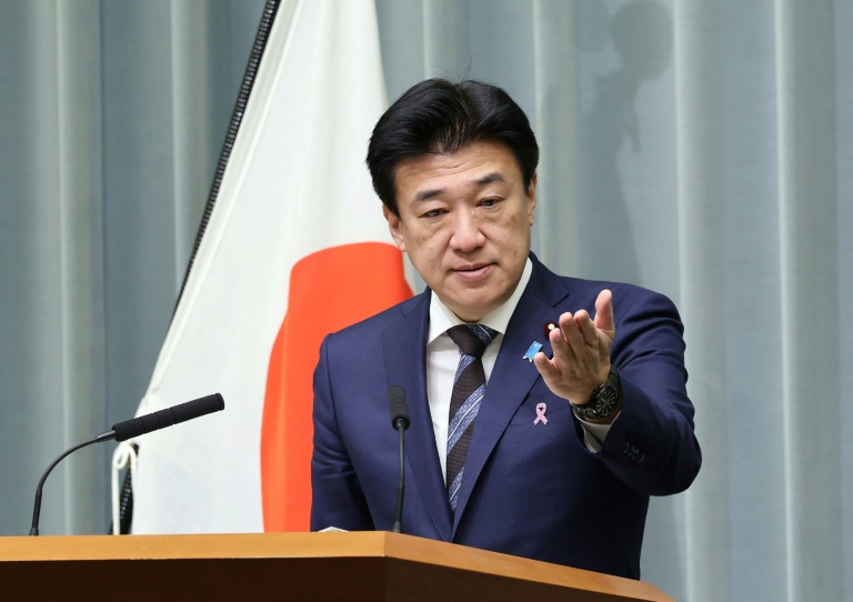 Le porte-parole du gouvernement japonais Minoru Kihara lors d'une conférence de presse à Tokyo, le 17 novembre 2025