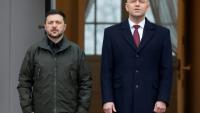 Le président polonais Karol Nawrocki (d) et le président ukrainien Volodymyr Zelensky à Varsovie, le 19 décembre 2025