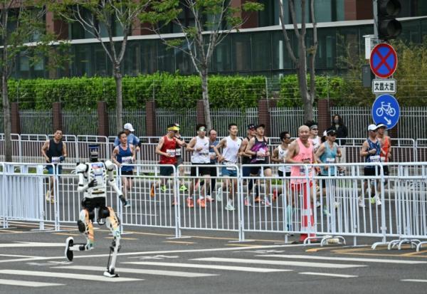 Un robot humanoïde lors du semi-marathon de Yizhuang, dans la banlieue de Pékin, le 19 avril 2026