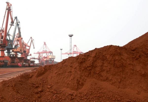 Des terres rares en attente de chargement sur un navire dans un port de Lianyungang, dans la province du Jiangsu, à l'est de la Chine, le 5 septembre 2010