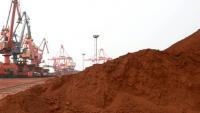 Des terres rares en attente de chargement sur un navire dans un port de Lianyungang, dans la province du Jiangsu, à l'est de la Chine, le 5 septembre 2010