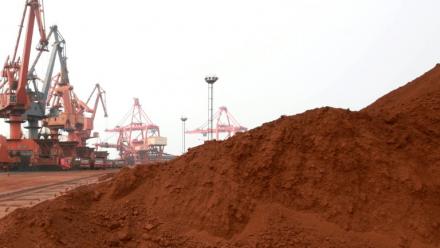 Des terres rares en attente de chargement sur un navire dans un port de Lianyungang, dans la province du Jiangsu, à l'est de la Chine, le 5 septembre 2010