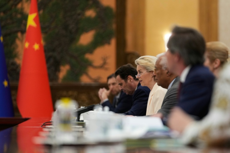 La présidente de la Commission européenne, Ursula von der Leyen (c), lors d'une réunion avec le Premier ministre chinois Li Qiang à l'occasion du 25e sommet Union européenne-Chine au Grand Palais du Peuple à Pékin, le 24 juillet 2025