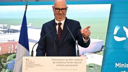 Le ministre de l'Économie et des Finances, Roland Lescure, lors d'une visite du site de l'usine Caremag, spécialisée dans le raffinage de terres rares et le recyclage d'aimants dits permanents, à Lacq, le 5 mai 2026 dans les Pyrénées-Atlantiques