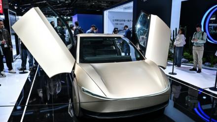 Un Cybercab sur le stand Tesla à Shanghai, le 6 novembre 2025 en Chine