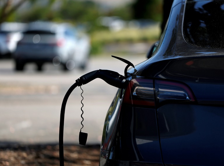 Une voiture Tesla en charge, à Corte Madera (Californie), le 12 juin 2025