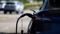 Une voiture Tesla en charge, à Corte Madera (Californie), le 12 juin 2025