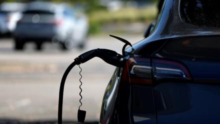 Une voiture Tesla en charge, à Corte Madera (Californie), le 12 juin 2025