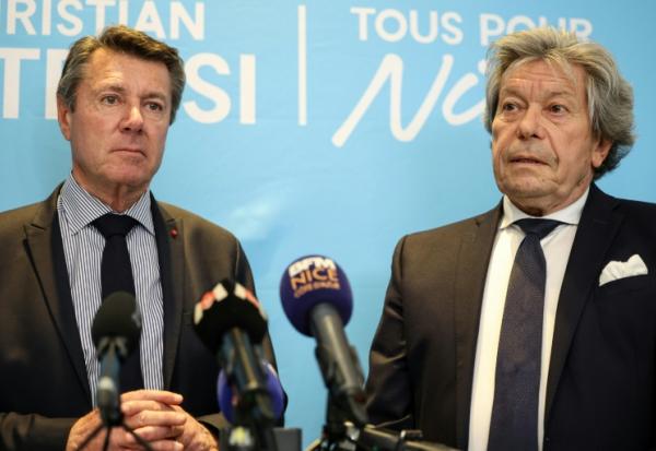Le maire de Nice, Christian Estrosi (Horizons et Les Républicains), au côté de son avocat Gérard Baudoux (d), en conférence de presse, le 12 mars 2026 à Nice