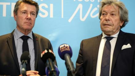 Le maire de Nice, Christian Estrosi (Horizons et Les Républicains), au côté de son avocat Gérard Baudoux (d), en conférence de presse, le 12 mars 2026 à Nice