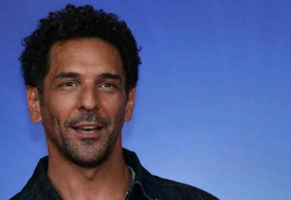 Tomer Sisley pose lors d'un photocall dans les locaux de TF1 à Boulogne-Billancourt, le 18 juin 2026