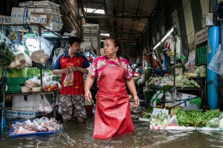 Un marché inondé à Bangkok, où l'état de catastrophe naturelle a été déclaré après des pluies diluviennes qui ont inondé habitations, commerces et axes de circulation, le 27 septembre 2026