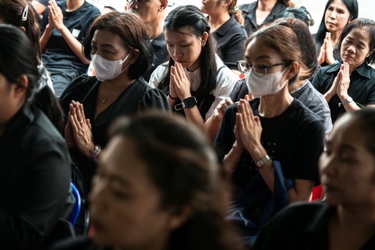 Funérailles d'une fillette de 12 ans tuée dans la fusillade survenue dans une école thaïlandaise, le 9 août 2026 dans un temple de Nonthaburi, au nord de Bangkok