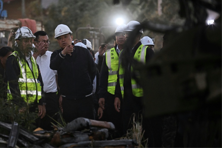 Le Premier ministre thaïlandais Anutin Charnvirakul inspecte l'épave d'un train qui a déraillé lorsqu'une grue de chantier s'est effondrée dans la province thaïlandaise de Nakhon Ratchasima, le 14 janvier 2026