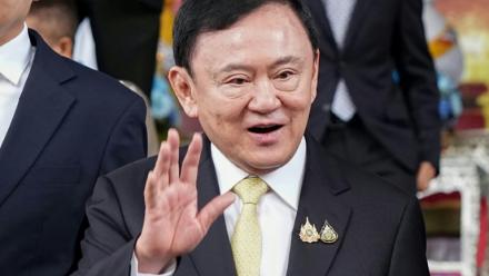 L'ancien Premier ministre thaïlandais Thaksin Shinawatra à la sortie du tribunal, après son acquitttement, le 22 août 2025 à Bangkok