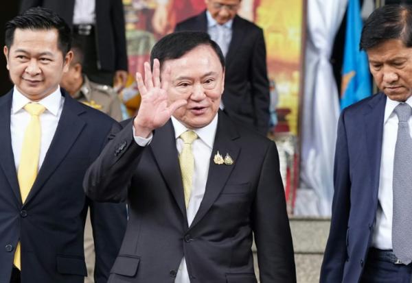 L'ancien Premier ministre thaïlandais Thaksin Shinawatra (c) quitte le tribunal après son acquittement à l'issue de son procès pour crime de lèse-majesté, le 22 août 2025 à Bangkok