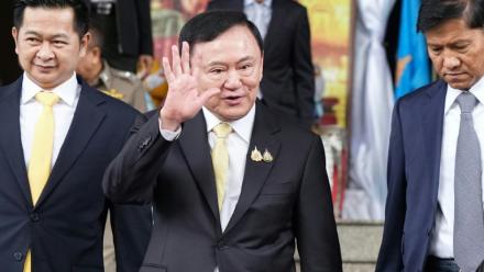 L'ancien Premier ministre thaïlandais Thaksin Shinawatra (c) quitte le tribunal après son acquittement à l'issue de son procès pour crime de lèse-majesté, le 22 août 2025 à Bangkok