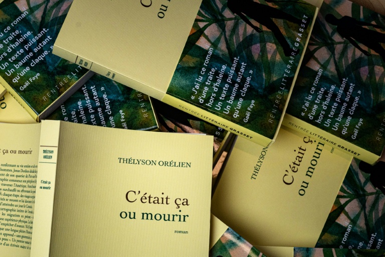Des exemplaires du roman de l'écrivain canado-haïtien Thélyson Orélien à Manosque, le 24 septembre 2026 dans les Alpes-de-Haute-Provence