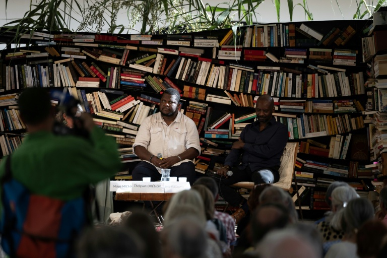 L'auteur canado-haïtien Thélyson Orélien, au centre, au 28e festival de littérature de Manosque, dans le sud de la France, le 24 septembre 2026