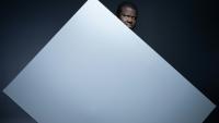 L'auteur canado-haïtien Thélyson Orélien pose à Paris le 8 septembre 2026