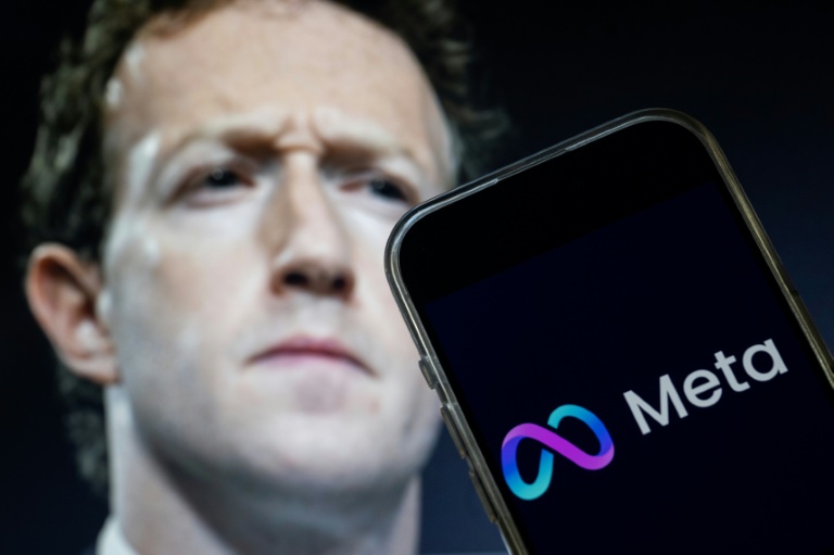 Une photo de Mark Zuckerberg, PDG de Meta, et le logo de Meta, le 7 jnavier 2025 à Washington