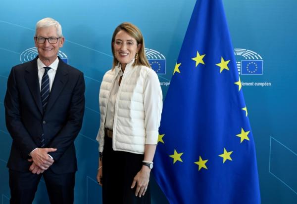 Tim Cook, président du conseil d'administration d'Apple, etla présidente du Parlement européen Roberta Metsola à Strasbourg le 6 octobre 2026